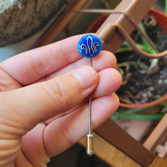 Vintage Fleur de Lis Navy Enamel Stick Pin Brooch - Picture 1 of 8